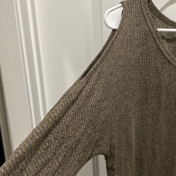 Andree by Unit womens Army Green cold shoulder Sweater size Med - Picture 3 of 4